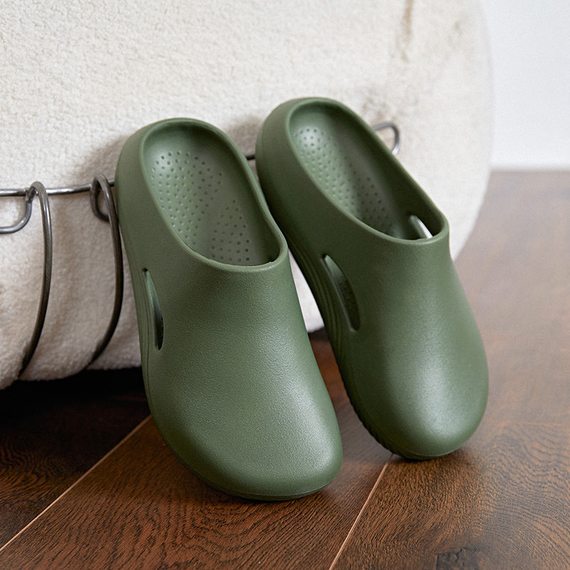 Waterproof and quick-drying men's clogs, worry-free for rainy days and beach outings.