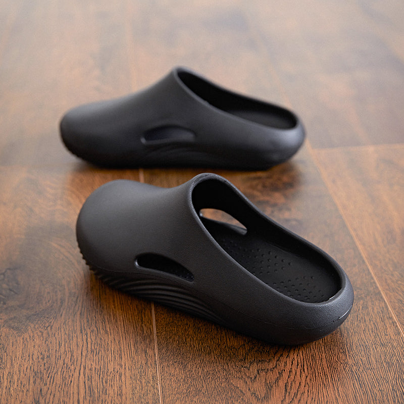 Waterproof and quick-drying men's clogs, worry-free for rainy days and beach outings.