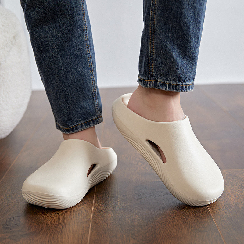 Waterproof and quick-drying men's clogs, worry-free for rainy days and beach outings.