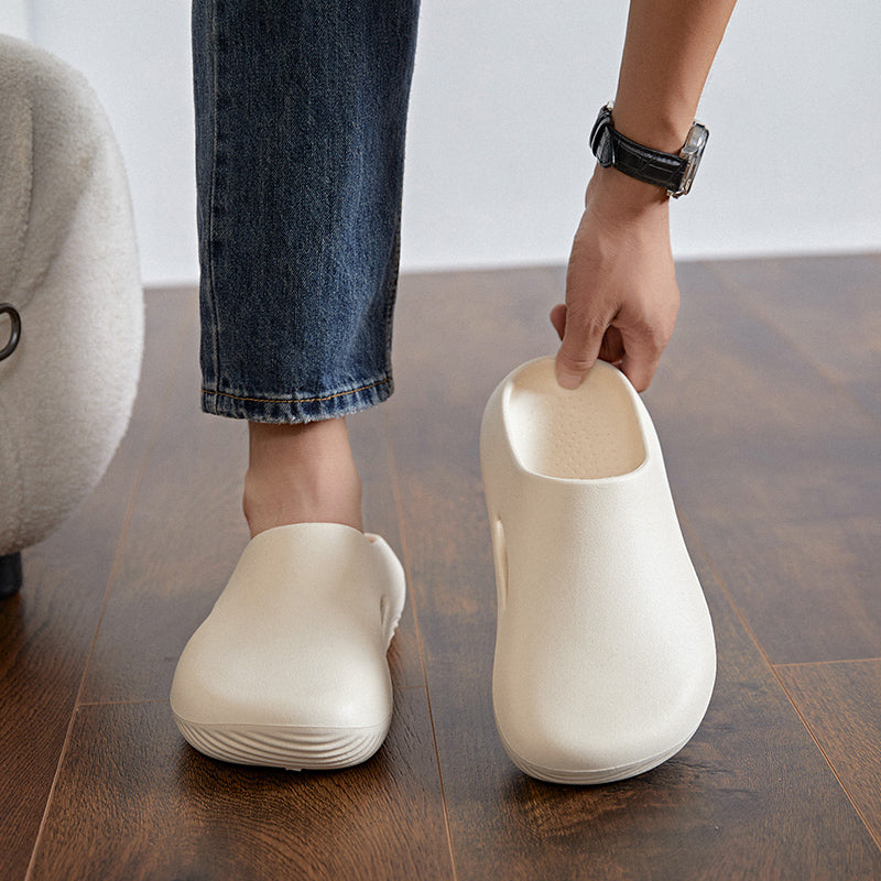 Waterproof and quick-drying men's clogs, worry-free for rainy days and beach outings.
