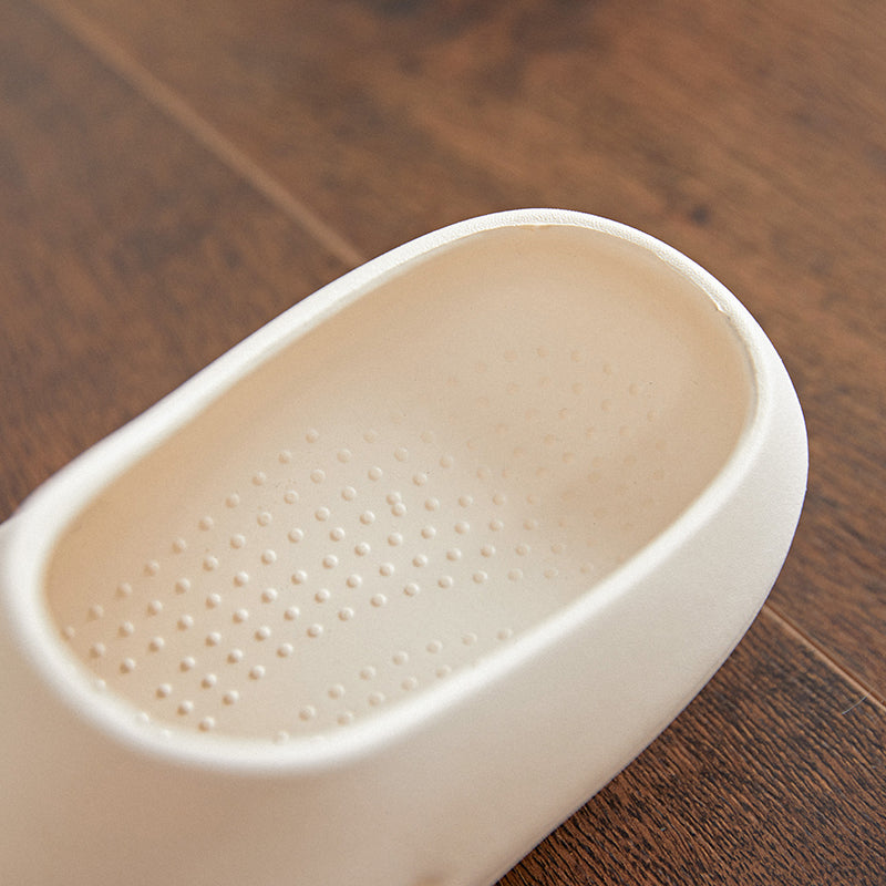 Waterproof and quick-drying men's clogs, worry-free for rainy days and beach outings.